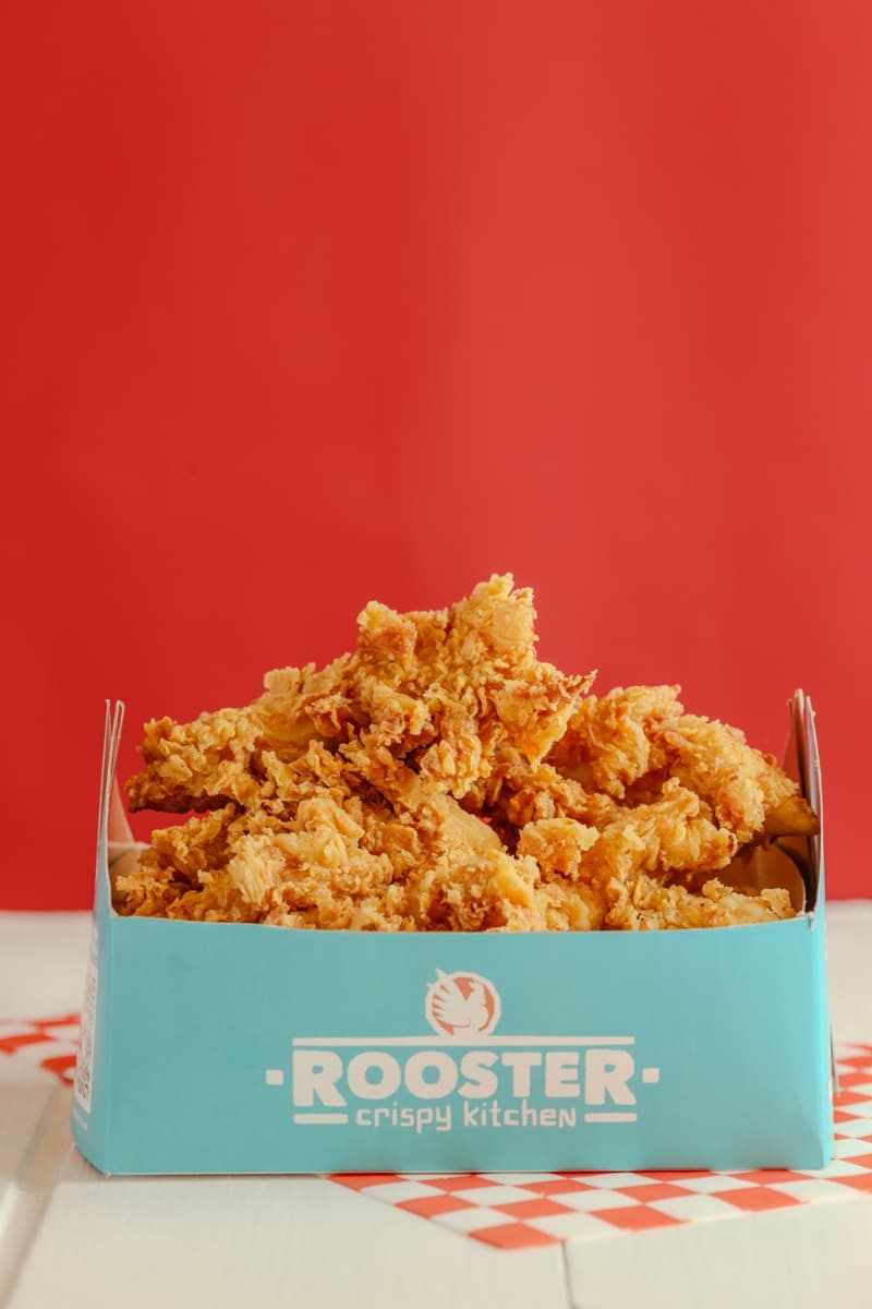 Porção de frango frito em embalagem da Rooster