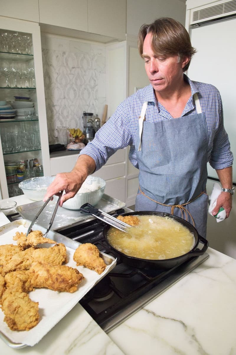 Preparação de frango frito em uma panela
